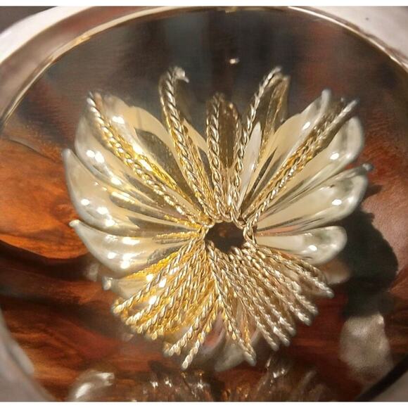 Gold Tone Scarf Clip - Picture 2 of 4